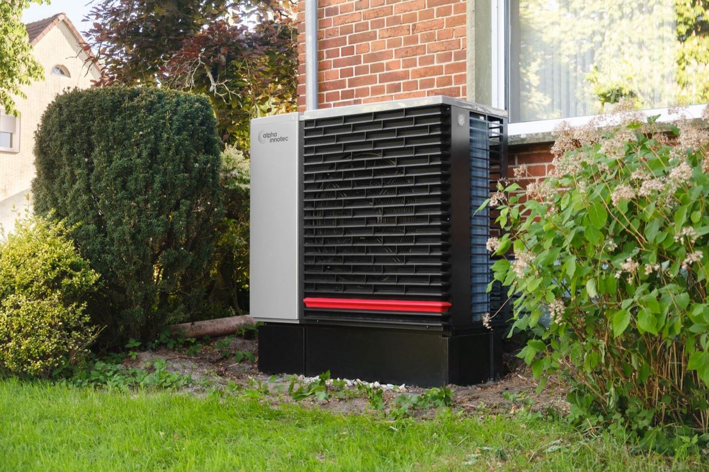 Thermopompe admissible aux subventions installée sur le mur extérieur d'une résidence