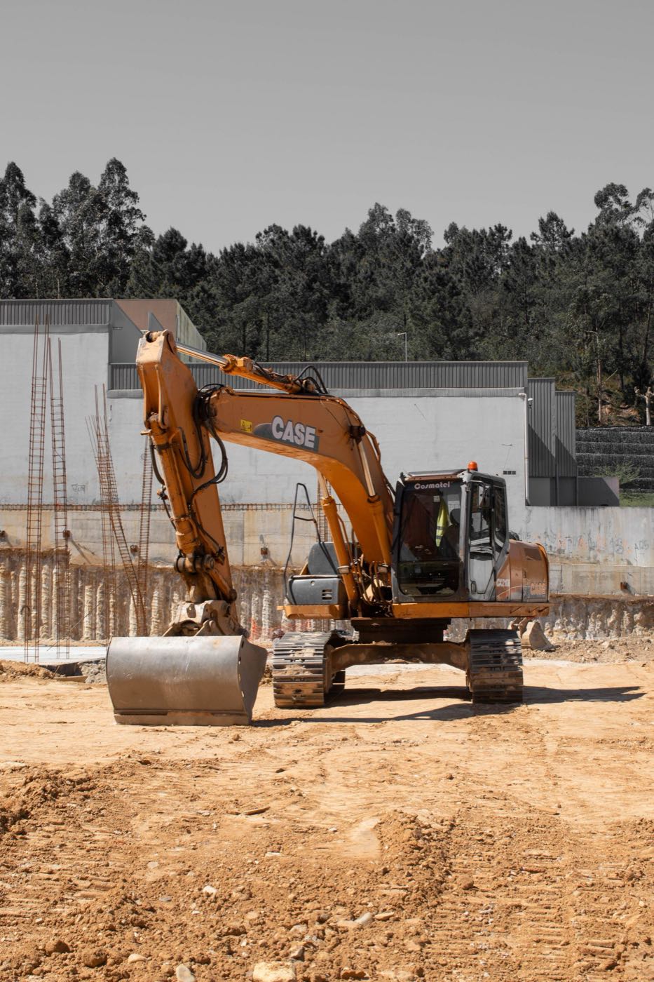 Excavatrice retirant des sols contaminés au mazout sur un terrain résidentiel